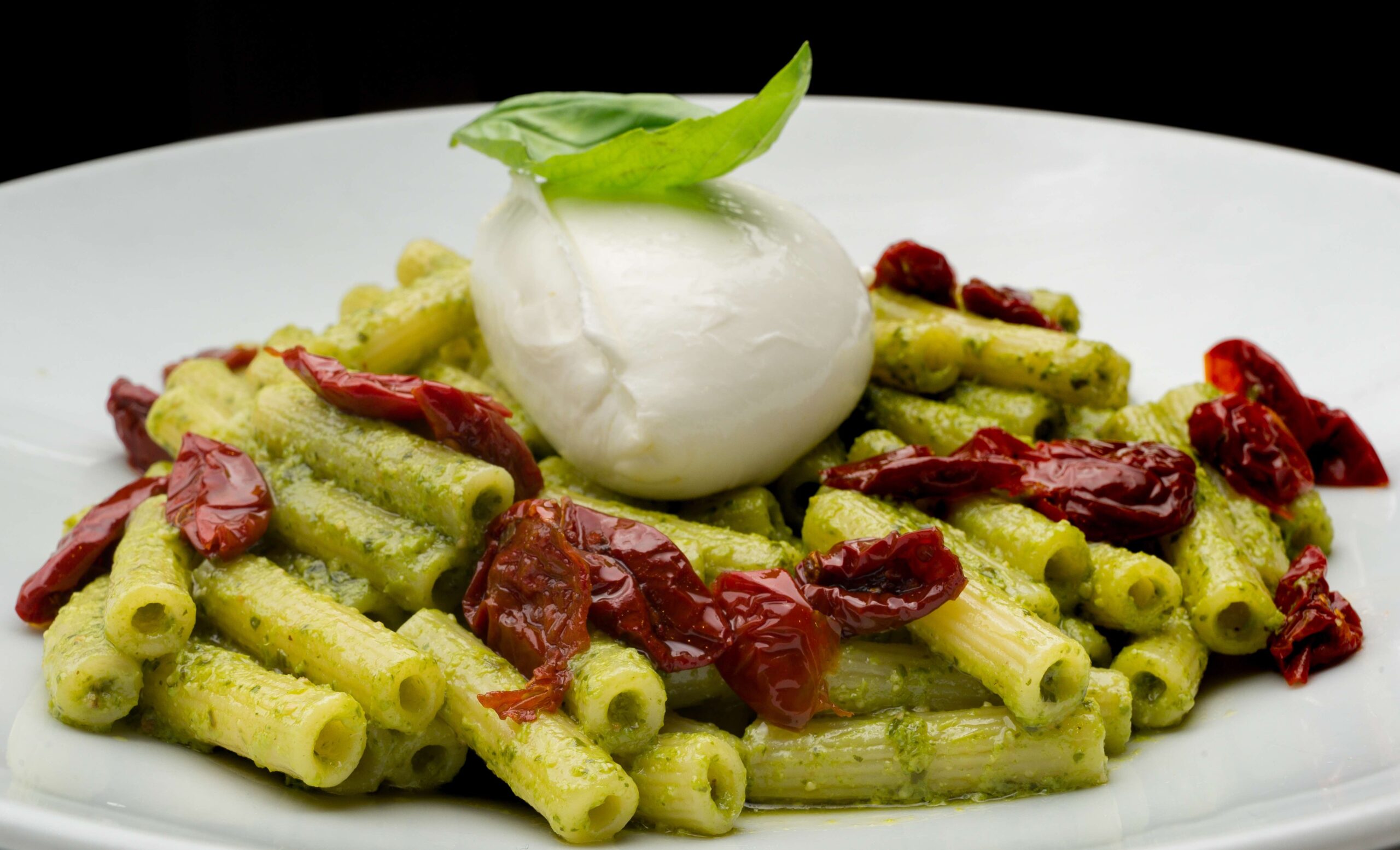 Ciacolada053_Rigatoni con pesto pomodori e burrata